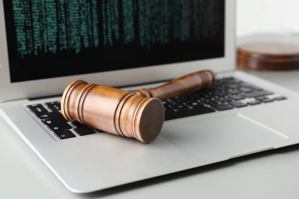 Protección de la privacidad: cómo regulan las leyes el almacenamiento en las computadoras portátiles